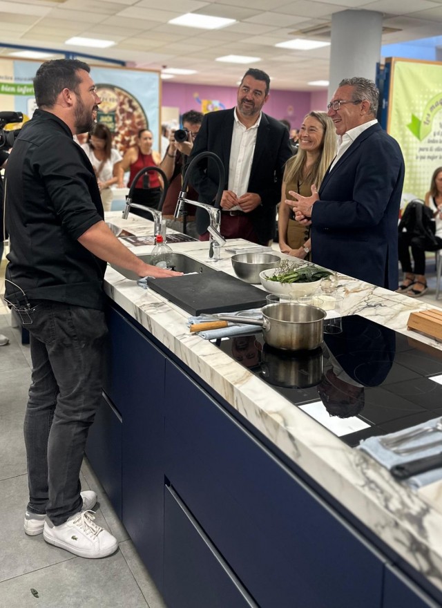 Alicante promociona su gastronomía con 'La millor tapeta': un bizcocho 'verde' con pulpo para empezar
