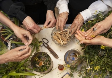 La Nau 'repiensa' los cuidados desde los saberes femeninos sobre las plantas