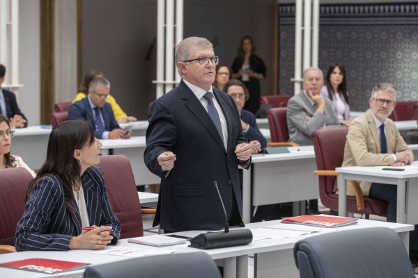 Los diputados del PSOE se marchan del pleno tras acusarlos Vox de ser 