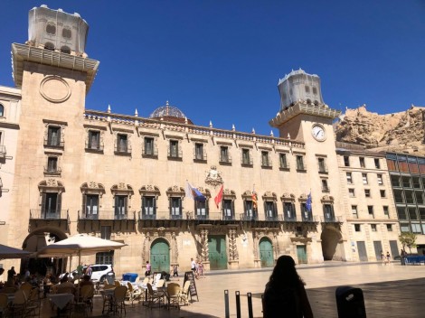El centenario de les Fogueres: plus de 300€/mes para dos funcionarios de Fiestas, con polémica sindical