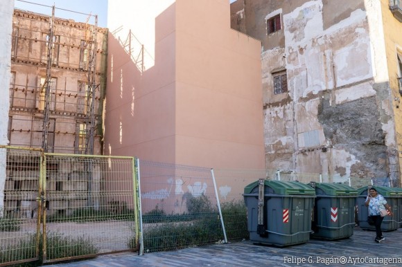 Cartagena invertirá más de 100.000 euros al año en la limpieza de los solares privados abandonados y pasará la factura a sus propietarios