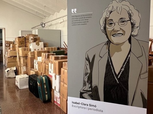 La Biblioteca Municipal d’Alcoi rep el fons documental de l’escriptora Isabel-Clara Simó