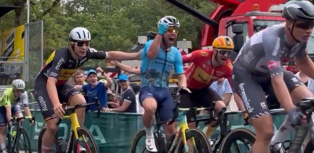 Cavendish se impone al esprint y destrona a Merckx
