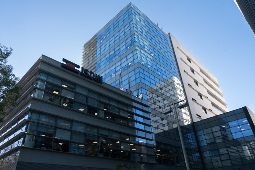 Puig compra a Esteve su 50% de Isdin por 1.200 millones y se hace con el 100% de la empresa
