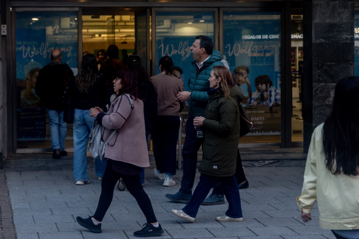 Afueras de un cine de Madrid.