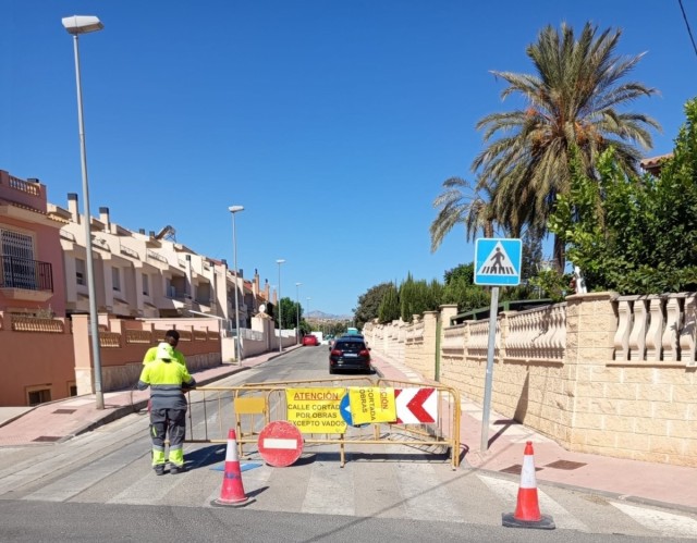 El Campello repara la calle Serra de Bernia tras hundirse parte de la calzada por una tubería