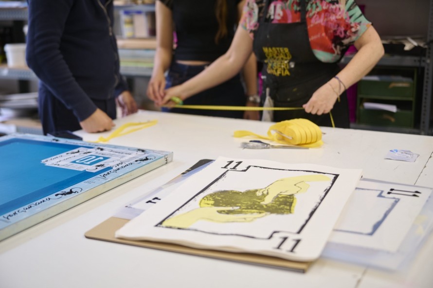 Una exposición en el Auditori de Castelló revisa los naipes desde el grabado contemporáneo