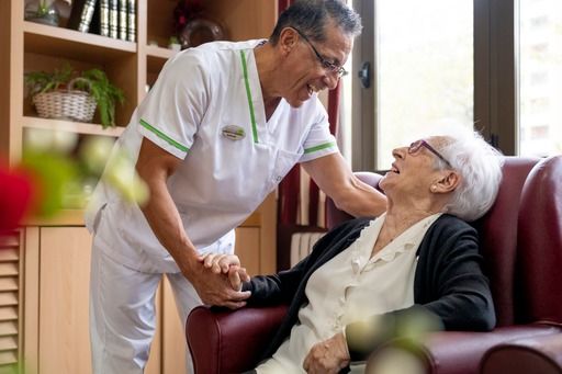 Teleasistencia, estancias temporales en residencias e iniciativas colaborativas para la atención de mayores y respiro familiar en verano
