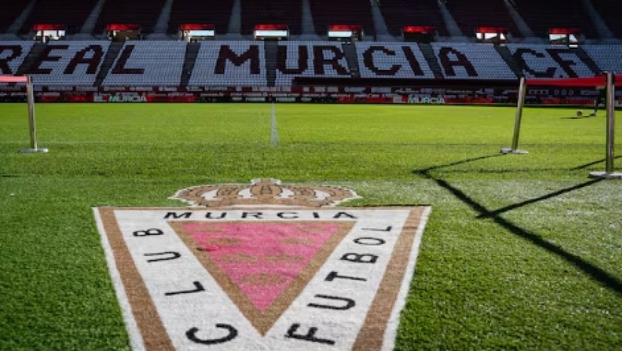 El Real Murcia coloca una pecera exclusiva para que aficionados vean la salida de los jugadores al campo