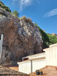 La Diputación inicia en Ayora las obras para prevenir desprendimientos en la ladera del castillo y proteger las viviendas