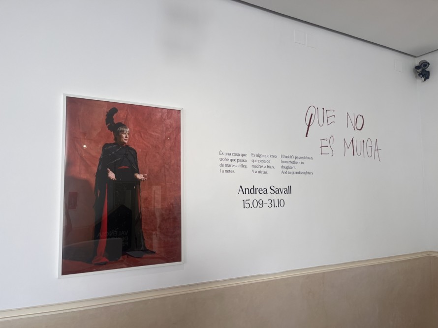 Andrea Savall 'teje' en el González Martí la memoria y saberes de las mujeres compartidos en torno a la costura