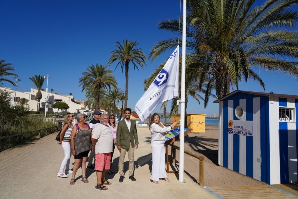 Cartagena iza las doce distinciones en sus playas con la Q de Calidad 