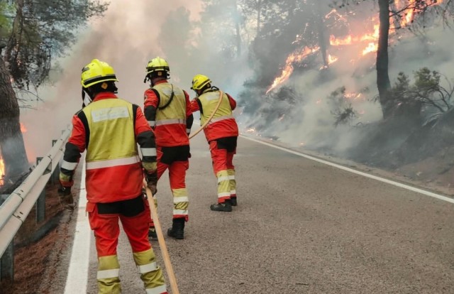 Desalojan un camping y varias granjas por un incendio de Tuéjar, con dos bomberos heridos