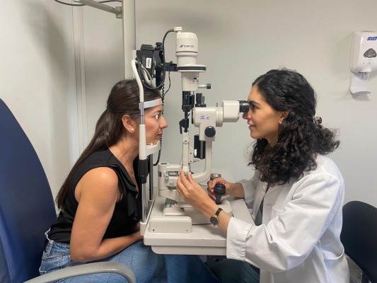 Vithas advierte del aumento de las infecciones oculares por el mal uso de las lentillas en verano