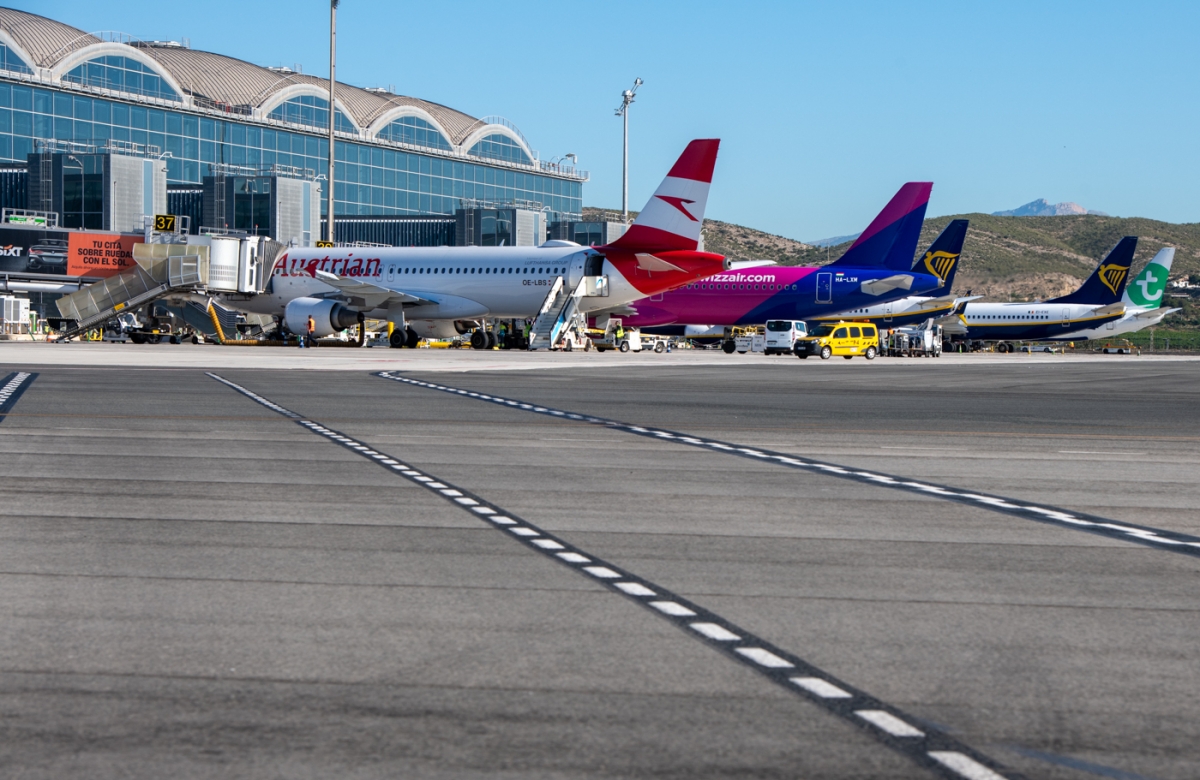 Aeronaves en la zona de maniobras del aeropuerto de Alicante-Elche.