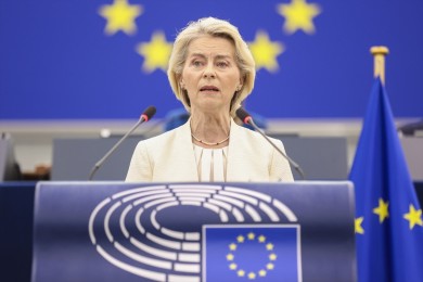 Von der Leyen respalda ralentizar la IA de frontera y acelerar la computación europea