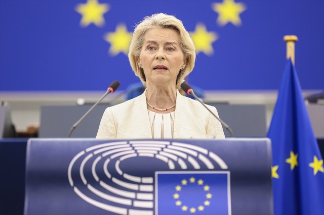 Von der Leyen respalda ralentizar la IA de frontera y acelerar la computación europea