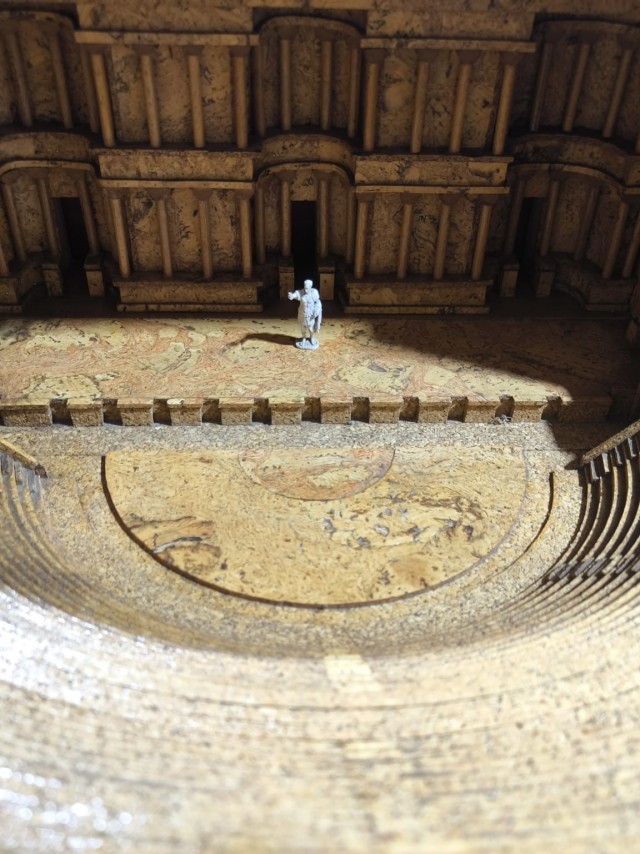 El Teatro Romano de Cartagena recupera su esplendor a pequeña escala: Manuel Cuquerella restaura la maqueta del Museo Arqueológico