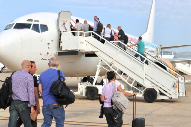 El aeropuerto de Castellón programa once vuelos chárter para trasladar al sector cerámico a Cersaie