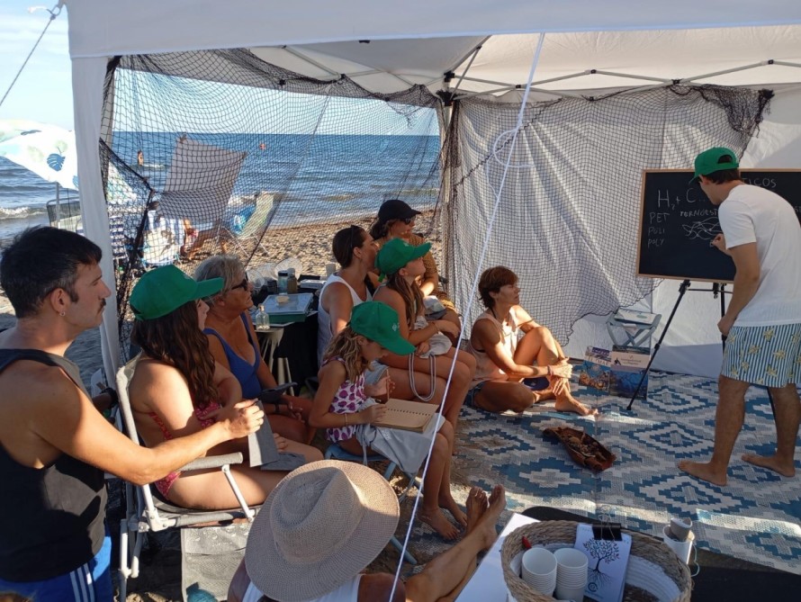 Castelló retira 58 kilos de residuos, 2.700 colillas y cerca de 2.900 microplásticos con una campaña en sus playas