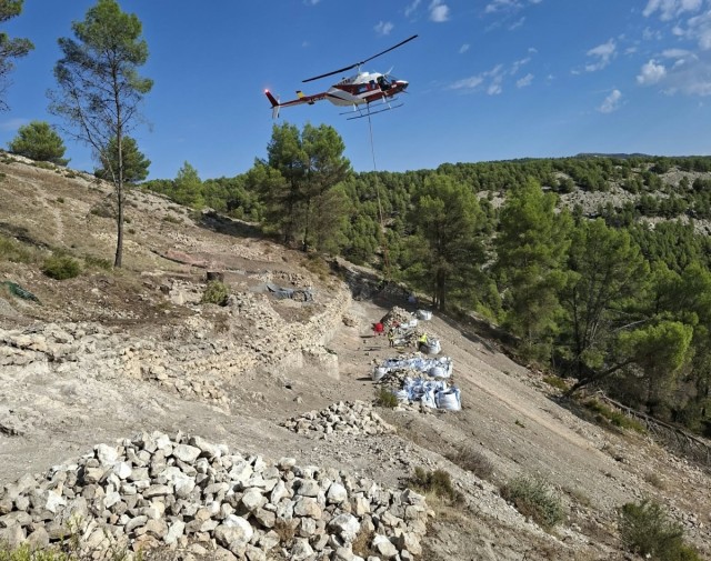 En helicóptero: así llegan los materiales para adecuar el yacimiento arqueológico El Castellar en Alcoy 