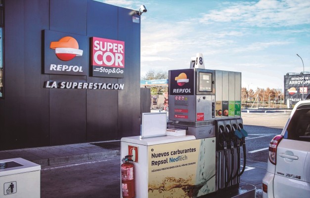 El Corte Inglés vende a Repsol el 45 % del negocio de tiendas en gasolineras
