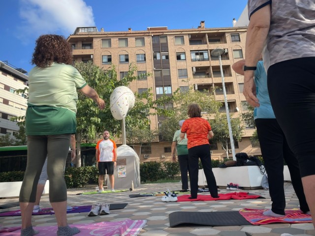 'Vida en la plaza': Alcer Castalia combina la salud y el arte en una jornada comunitaria al aire libre