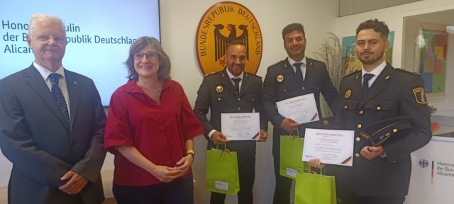 El Consulado de Alemania en Alicante reconoce a los policías que salvaron a un turista en un autobús