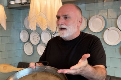 Motos, Broncano y una «Paella Imposible»: el chef José Andrés se une a la campaña de La Fallera