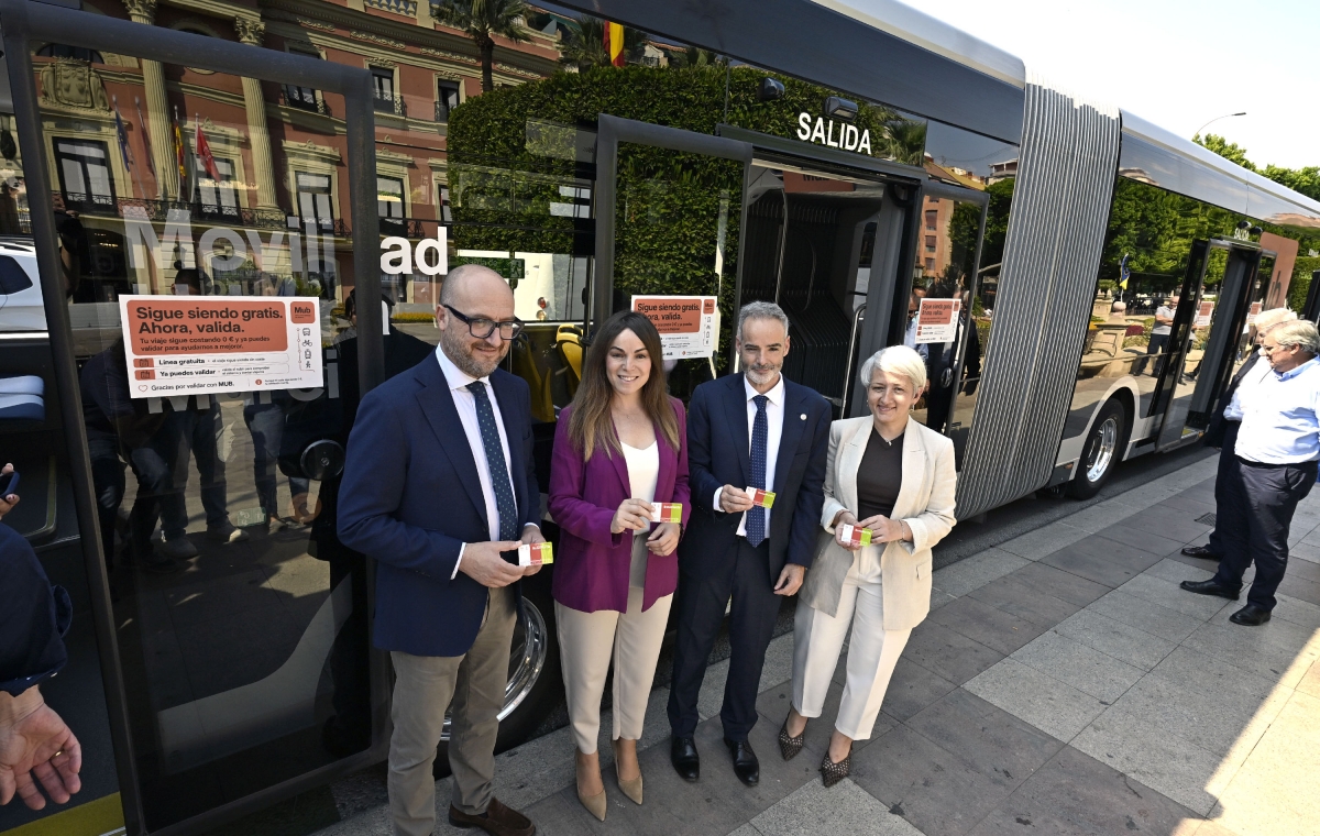 La alcaldesa de Murcia y el rector de la UMU en el tranvibús