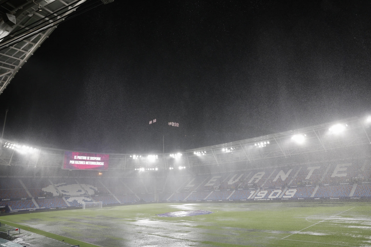 El estadio del Levante UD, poco después de anunciarse la suspensión del partido. - Foto: EFE/ ANA ESCOBAR El estadio del Levante UD, poco después de anunciarse la suspensión del partido.