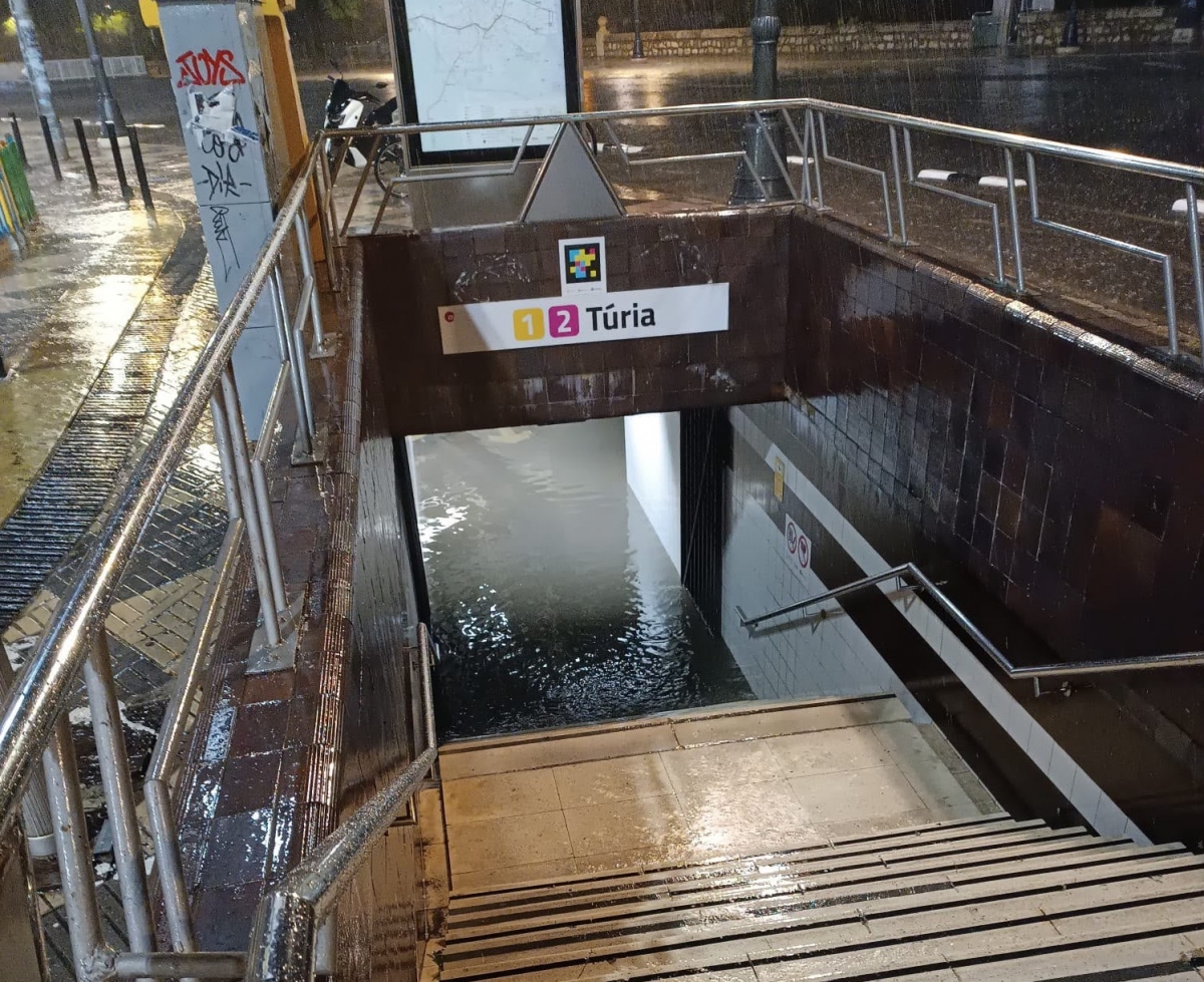 La estación Túria de Metrovalencia, inundada.