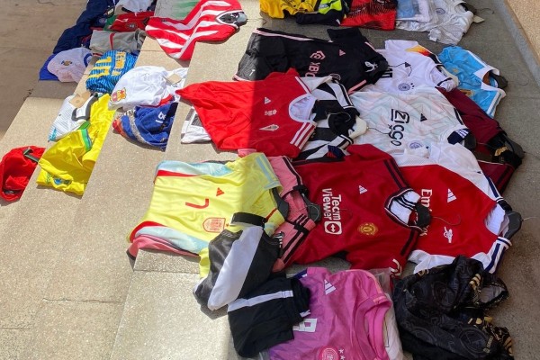 La Policía Municipal retira en La Manga más de 400 prendas de vestir falsificadas y escondidas en un local de hostelería