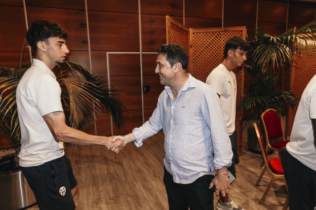 Braulio supervisa la vuelta al trabajo del Valencia CF en el césped de Paterna