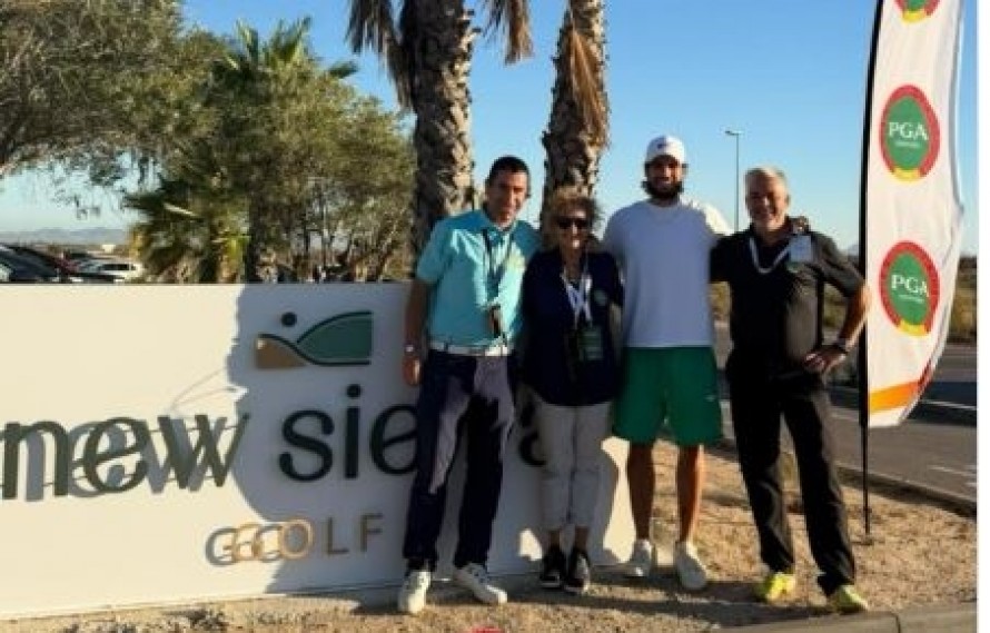 Alcaraz vuelve a entrenar en su pista del Polígono mientras ve golf y graba anuncios publicitarios