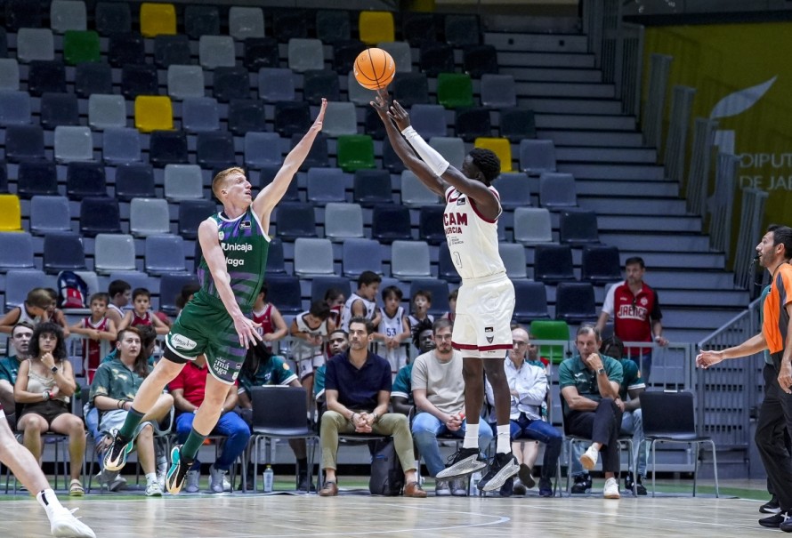 El UCAM CB encaja su primera derrota en la fase de preparación ante el Unicaja en Jaén (74-69)