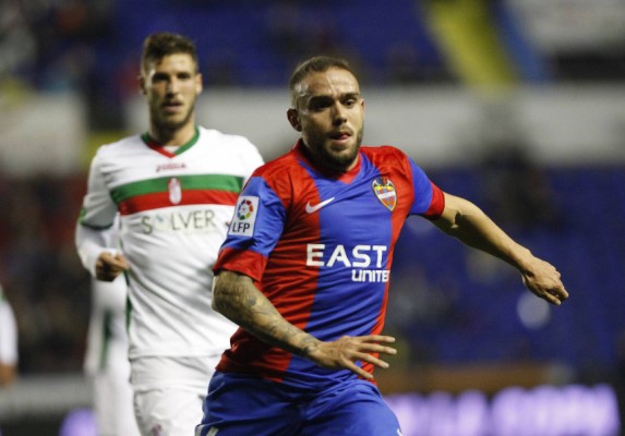 El Levante hace uso de la cláusula para ampliar los contratos de Roger y Jason
