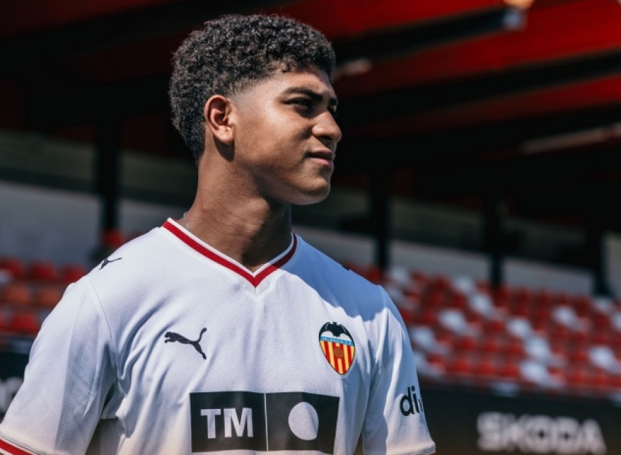 Román Davis, del Juvenil A del Valencia, recibe la llamada de la absoluta de Venezuela