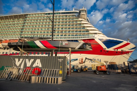 La llegada de 11.000 cruceristas a la ciudad de Alicante, en imágenes