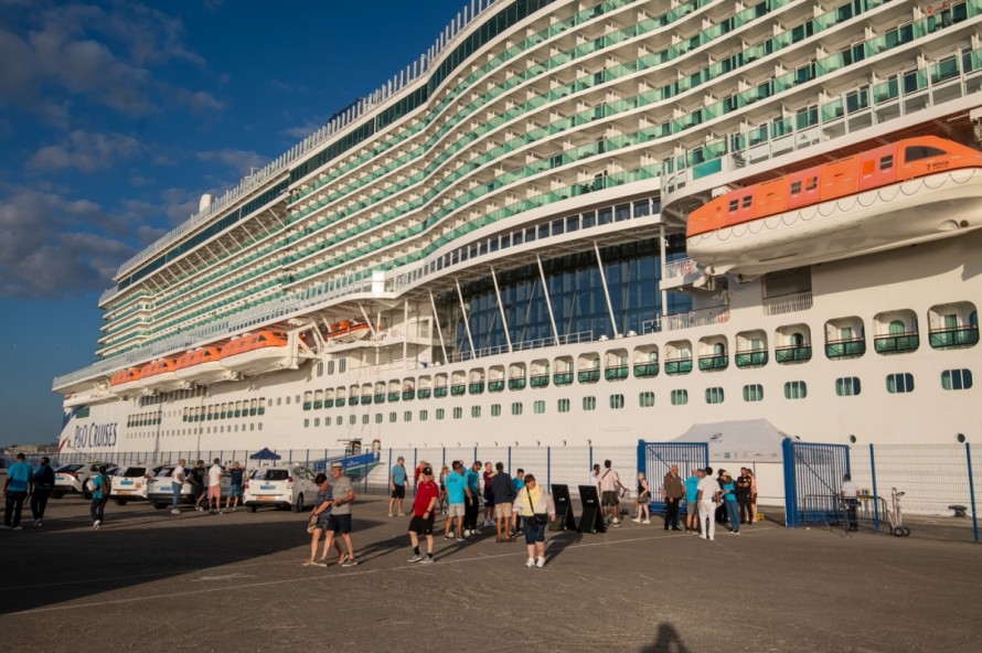 La llegada de 11.000 cruceristas a la ciudad de Alicante, en imágenes