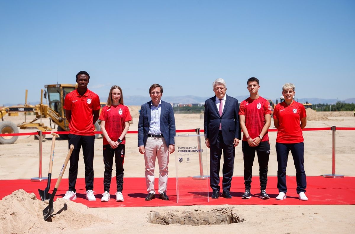 Almeida y Cerezo colocan la primera piedra de la Ciudad del Deporte junto al Metropolitano
