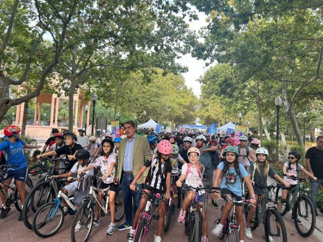 'Una ciutat que es mou': cerca de 300 escolares de Castelló llenan de bicicletas el parque Ribalta