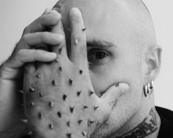 Entre el pop i el 'synth wave': l'artista valencià Soco presenta 'Roto'