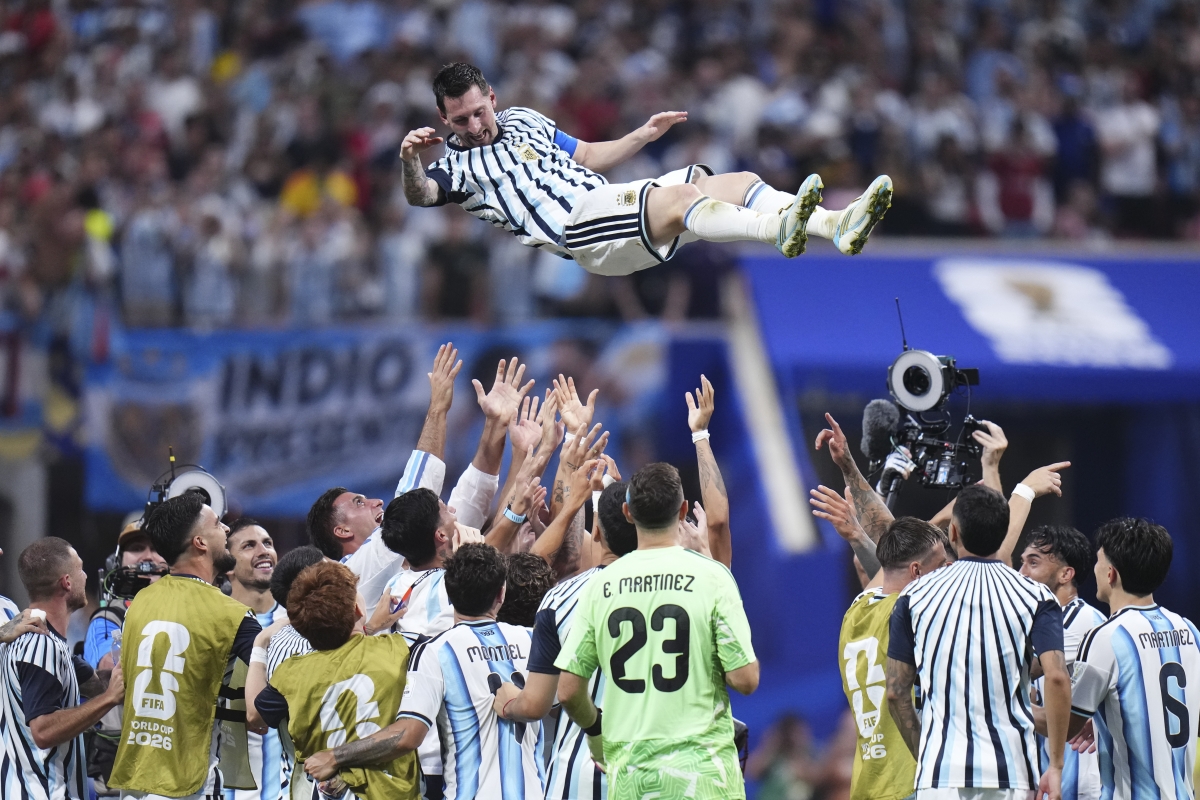 Messi es manteado por su compañeros de La Albiceleste - Foto: EP Messi es manteado por su compañeros de La Albiceleste