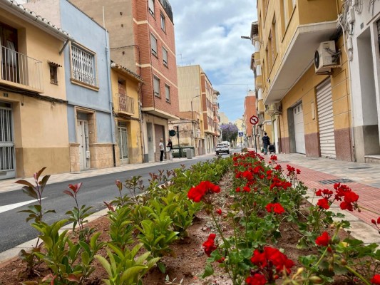 Castelló finaliza las obras de asfaltado por la Zona de Bajas Emisiones en la calle Conde Pestagua