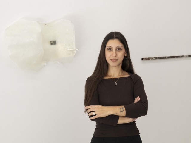 Sandra Mar pide un ‘deseo’ a través de la escultura en Rosa Santos