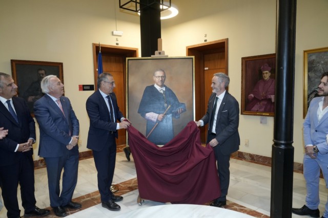 La Galería de Rectores de la UMU incorpora el retrato de José Luján tras ocho años dirigiendo la universidad