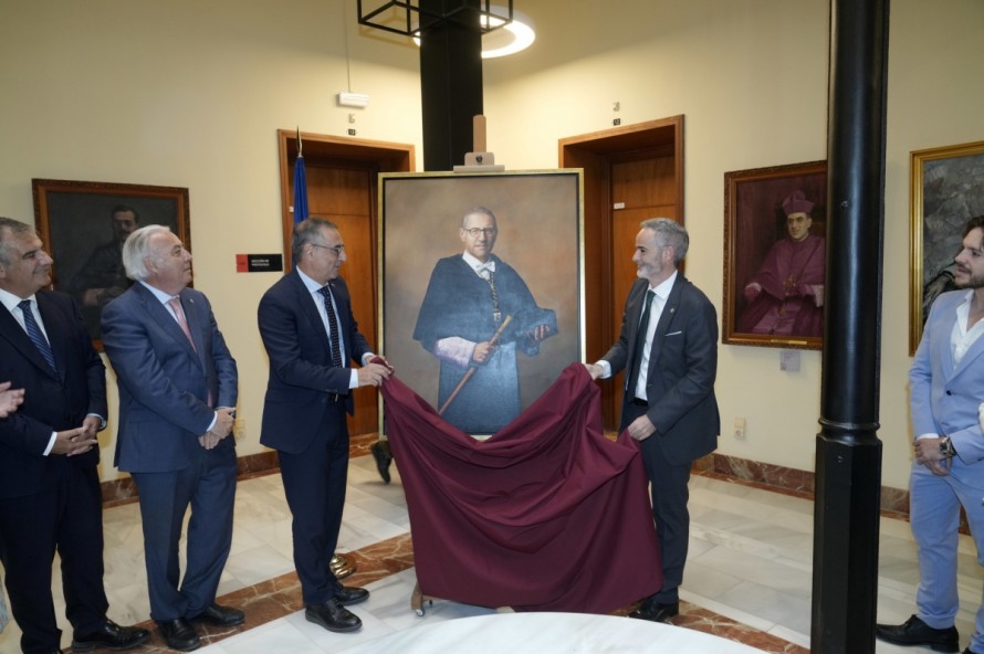 La Galería de Rectores de la UMU incorpora el retrato de José Luján tras ocho años dirigiendo la universidad