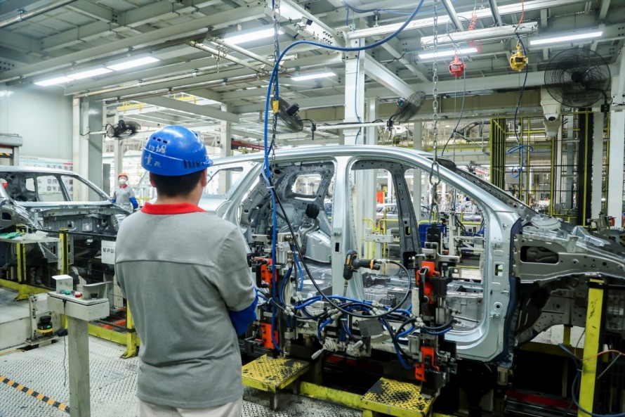 La UE pide a China limitar exportaciones de híbridos para evitar una guerra comercial, según el 'FT'