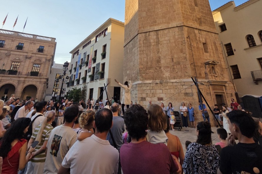 Castelló da inicio al festival 'POT' con una maratón de circo, danza y clowns por las calles de la ciudad